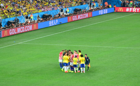 一名来自河 一名来自河